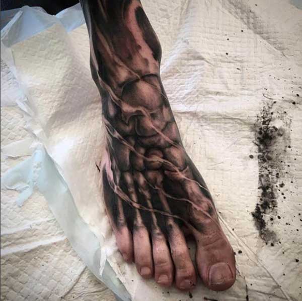 Desenhos Realistas no Pe 2 Ossos dentro da pele.