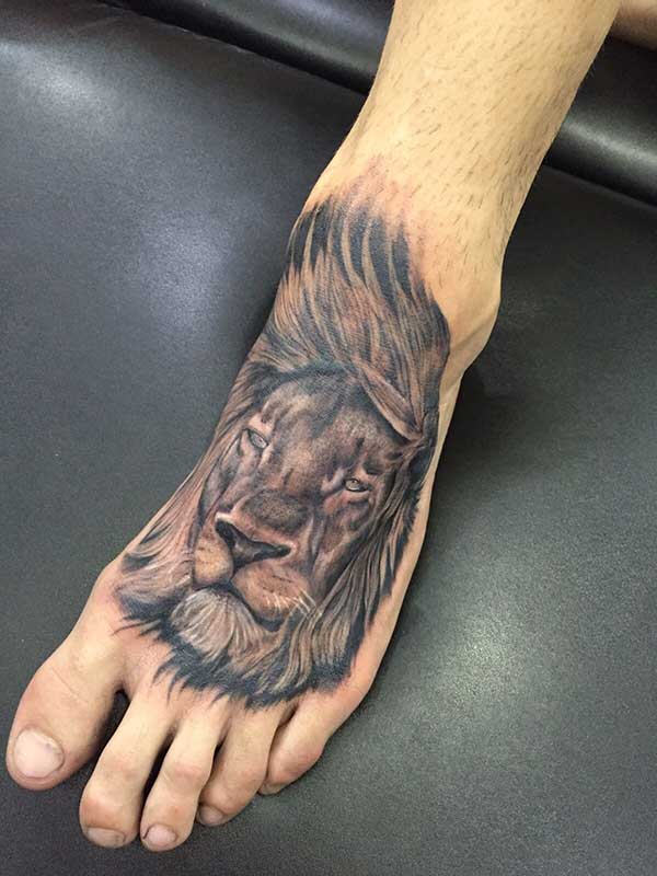 Desenhos Realistas no Pe Tatuagem de leão no pé.