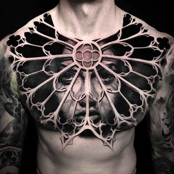 Tattoos Realistas no Peito 3 Em tinta preta.