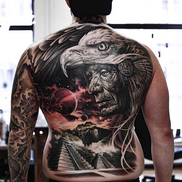 Tatuagens Realistas nas Costas 1 Uma mistura de fantasia nas costas.