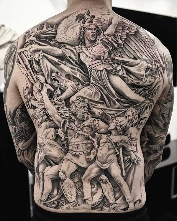 Tatuagens Realistas nas Costas 3 Mais mitologia em estilo hiper-realista.