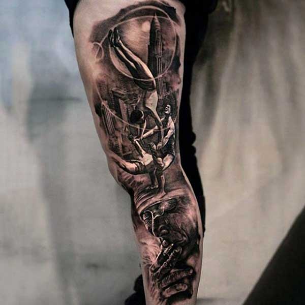 na Perna 2 1 Tatuagem realista com tinta preta.