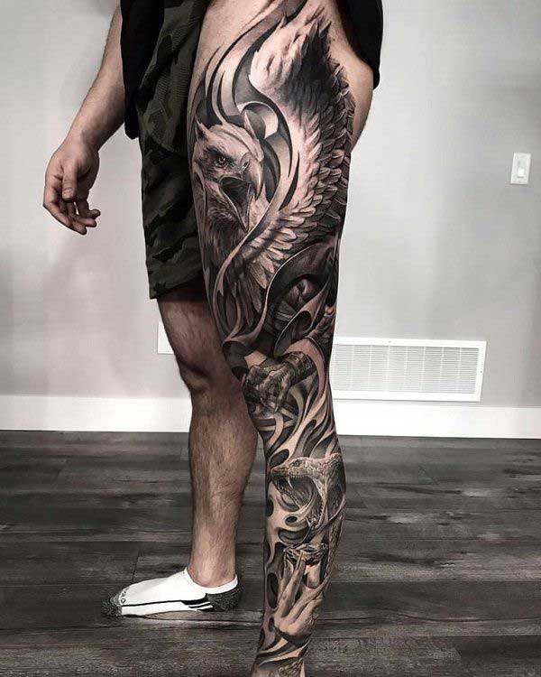 na Perna 3 1 Tatuagem de águia com estilo realista.