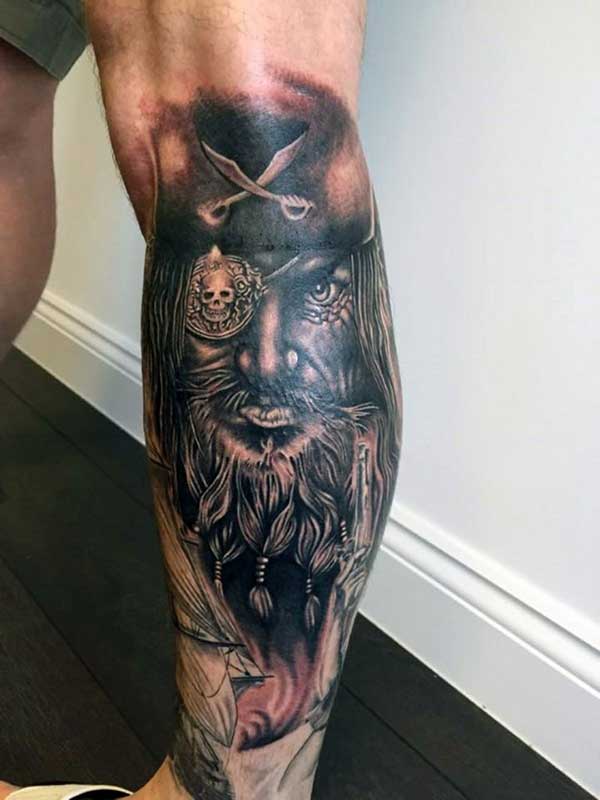 na Perna 3 Tattoo realista de pirata.