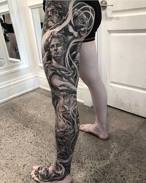 na Perna 7 Tatuagem grande com estilo realista inspirada na mitologia grega.