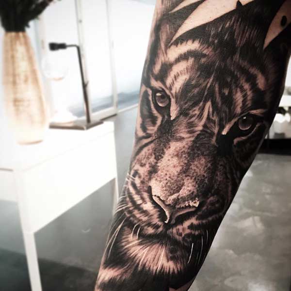 no Braco 3 Tatuagem de onça pintada hiper-realista.