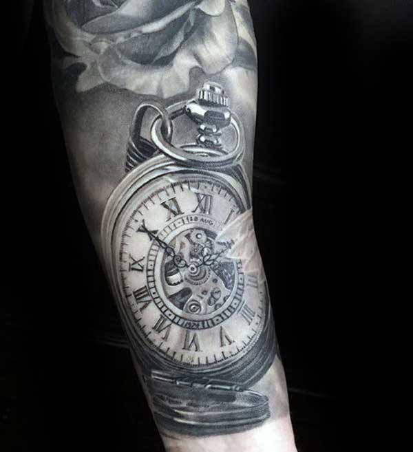 no Braco 5 Relógio realista. Veja mais tattoos de relógios.