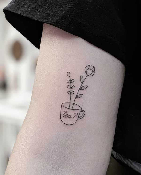 xicara de cha com flores