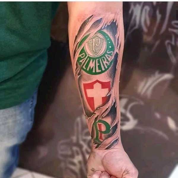 masculinas Tattoo masculina grande no braço de time.