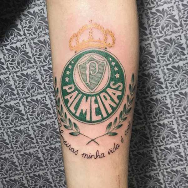 no Braco 3 2 Tatuagem do escudo com coroa.