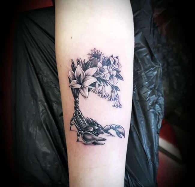 tatuagem feminina de escorpiao de flor tatuagem feminina de escorpiao de flor
