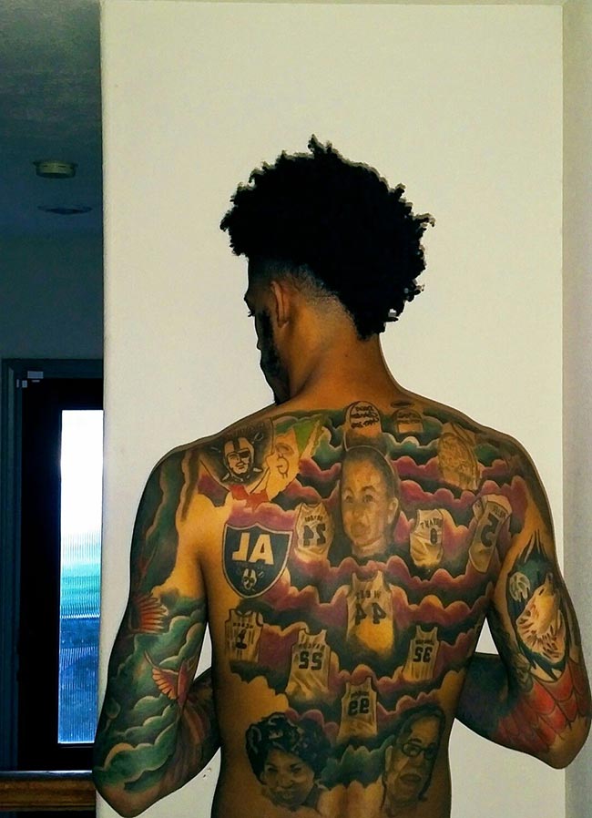 Tatuagens nas costas Pele Negra masculina Tatuagens nas costas Pele Negra masculina