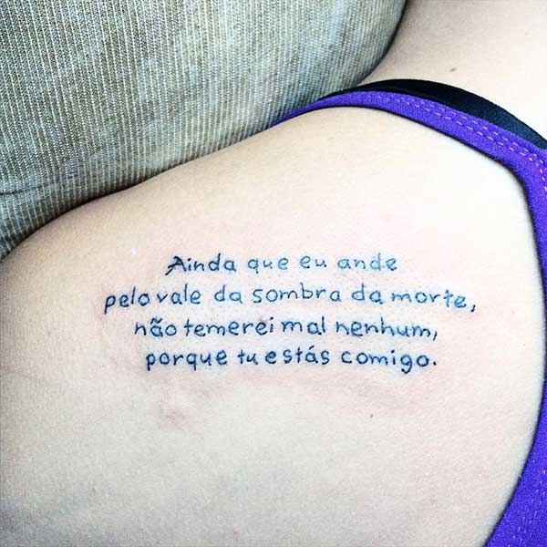 em tinta azul