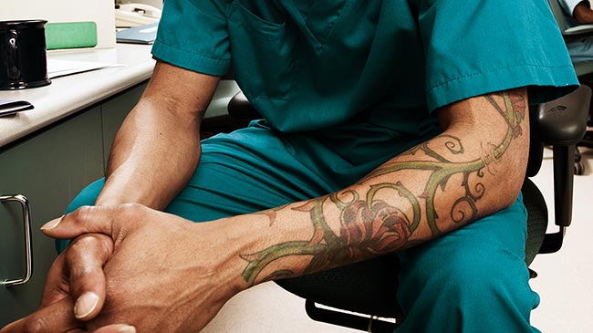 tattoos coloridas em pele preta tattoos coloridas em pele preta