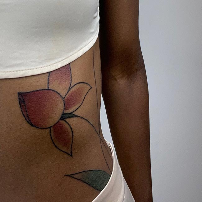 tatuagem colorida em pele negra de flor tatuagem colorida em pele negra de flor