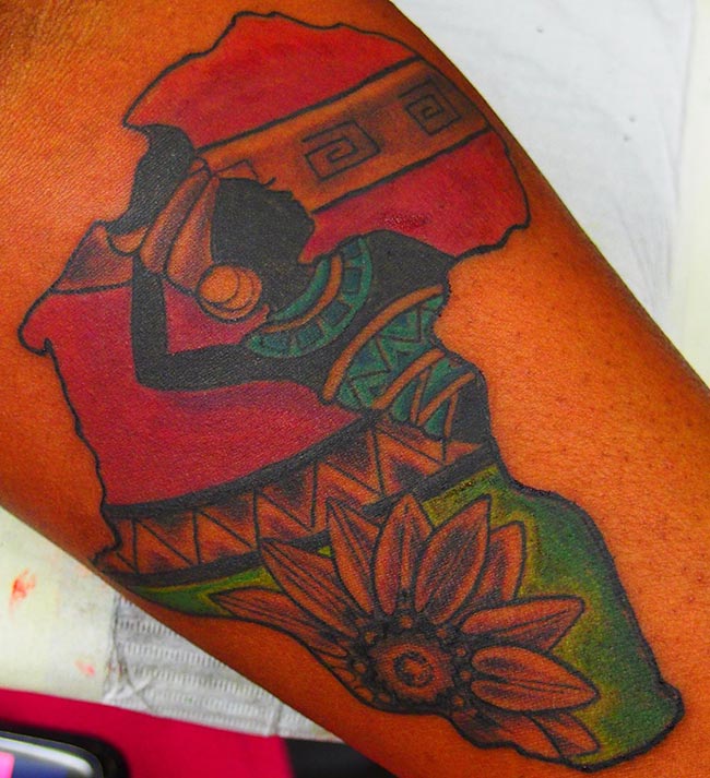 tatuagem colorida em pele negra grande tatuagem colorida em pele negra grande