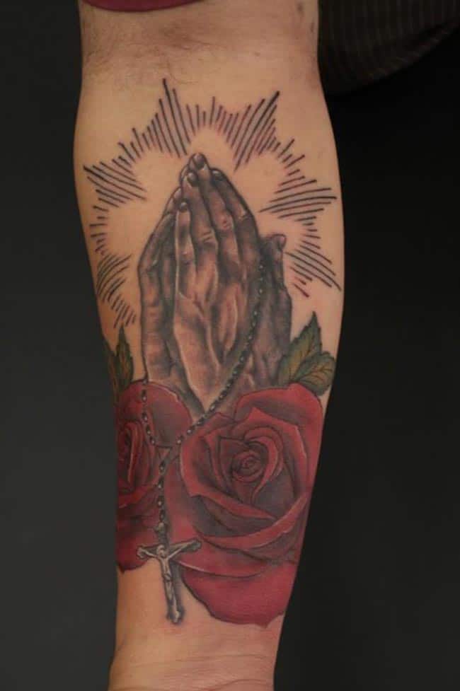 tatuagem colorida em pele negra no braco tatuagem colorida em pele negra no braco