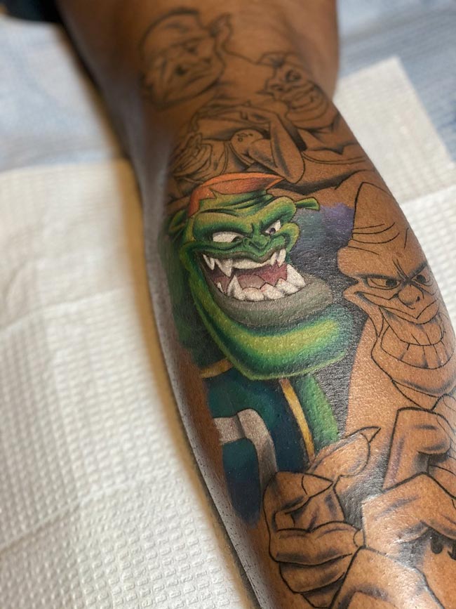 tatuagem colorida em pele negra verde tatuagem colorida em pele negra verde