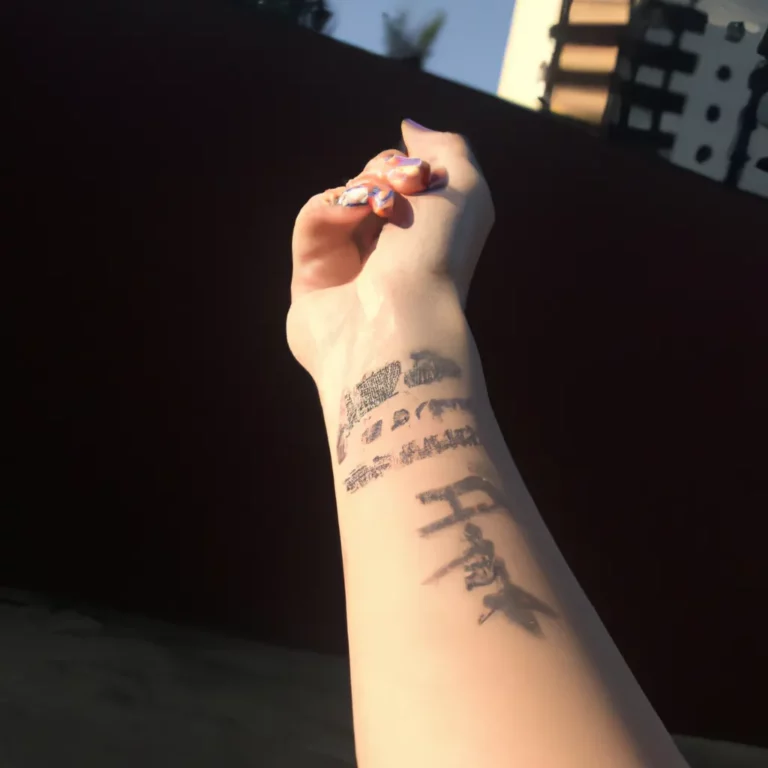 Por que Você Não Deve Expôr Suas Tatuagens à Luz Solar Direta
